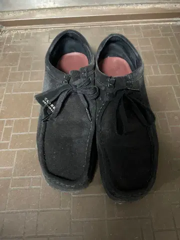CLARKS ORIGINALS 블랙 모카신 왈라비