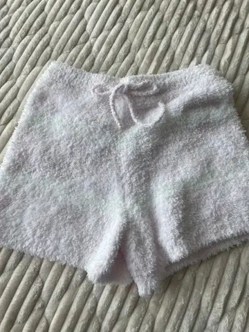 화이트 플리스 숏팬츠 젤라피케