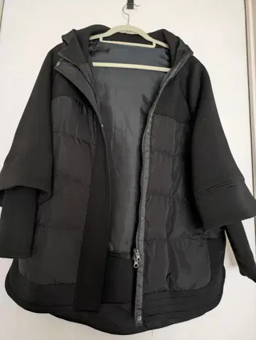 후드 부착 블랙 다운 자켓