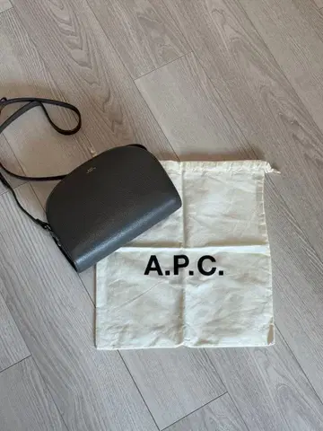 A.P.C. 그레이 하프문 숄더백 수납 가방 포함