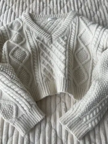 아이보리 V넥 크롭 니트 amel 울