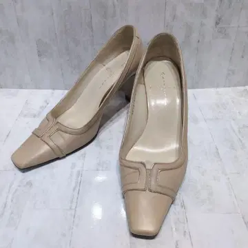 새상품급 베이지 스퀘어토 하이힐 23cm