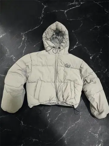 후드 부착 그레이 숏 다운 자켓