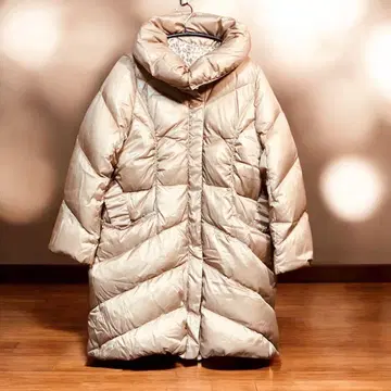 광택 베이지 롱 다운 자켓 스탠딩 칼라, 탈부착 가능한 벨트 포함