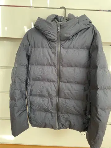 유니클로 심리스 다운 파카 M 사이즈 네이비