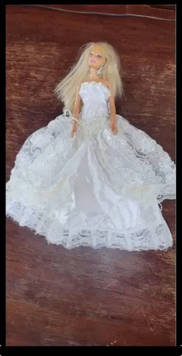 바비 인형 세트 화이트 드레스와 스카이블루 의상