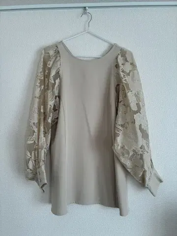 베이지 플라워 레이스 퍼프 슬리브 셋업