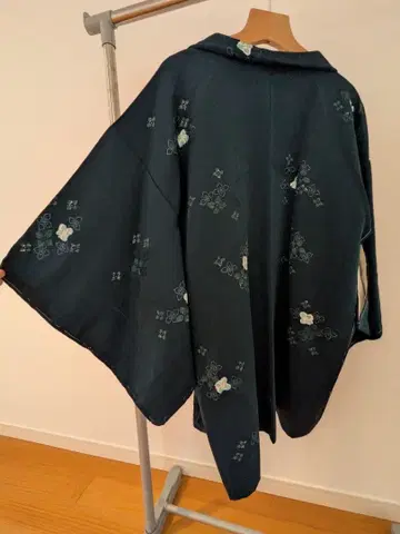 다크 그린 지문과 시보리 겉옷