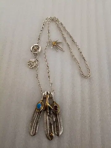 페더 모티브 목걸이