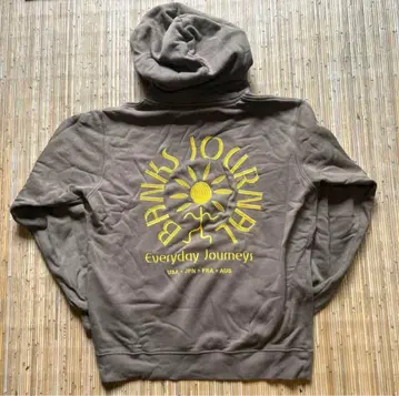 BANKS JOURNAL 자수 디자인 후드티 브라운