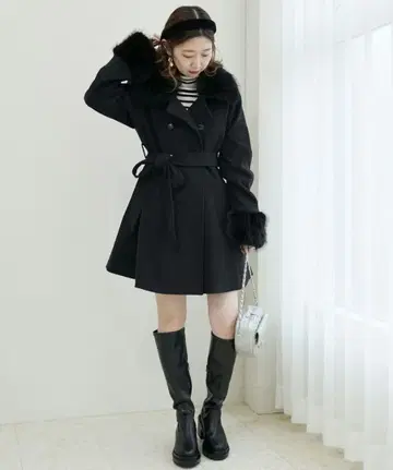 마제스틱 레곤 2way 인조 모피 칼라 플레어 코트 블랙