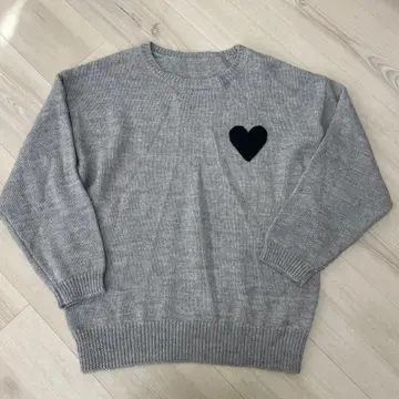 ELFRANK 하트 자수 크루넥 니트