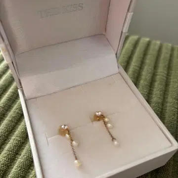 THE KISS 펄 장식 댕글 귀걸이