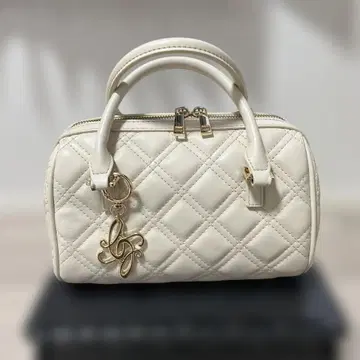 란다 화이트 퀼팅 숄더백