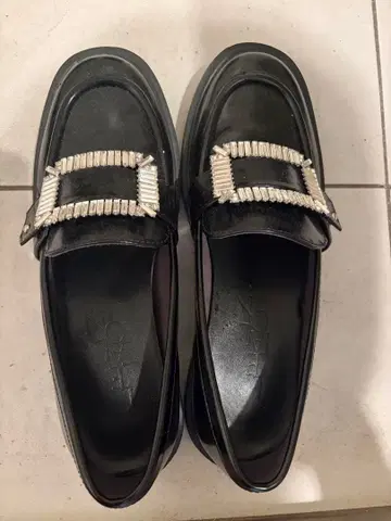 루타론 새상품급 비쥬 장식 블랙 로퍼 약 3cm 힐 23.5