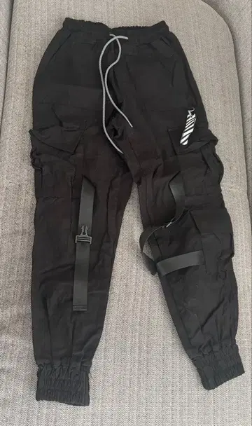 블랙 카고 팬츠 스트랩 포함