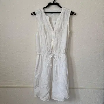 자수 장식 화이트 슬리브리스 원피스