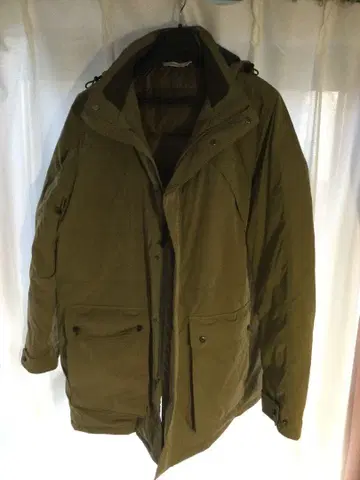 올리브색 후드 다운 자켓