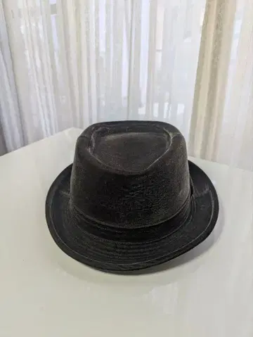 짙은 갈색의 고급 햇