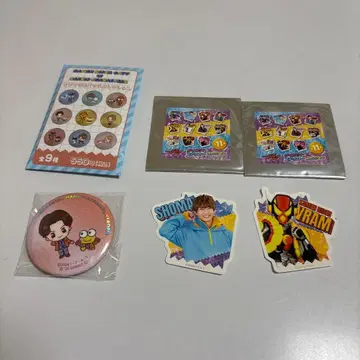 가면라이더 가브 산리오 콜라보 캔뱃지 1개, 씰 2점입니다