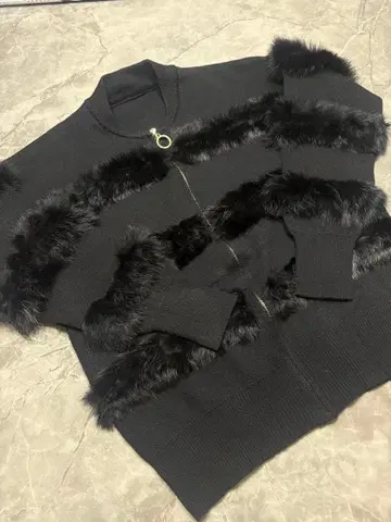 퍼 장식 블랙 니트 가디건