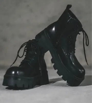 블랙 통굽 레이스업 부츠