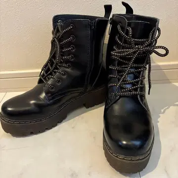 블랙 통굽 워크 부츠 사이드 지퍼