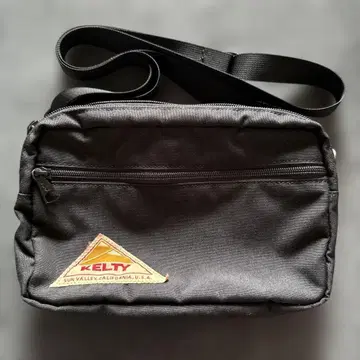 KELTY 블랙 숄더백 사코슈 즉시 구매 가능합니다.