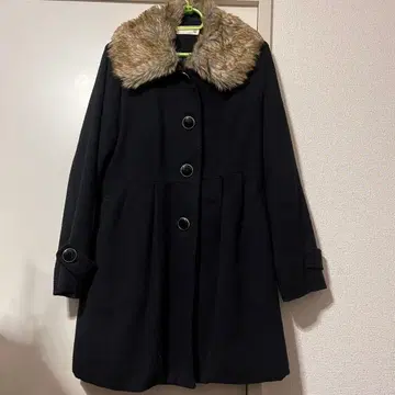 [최종 가격 인하] 퍼 달린 블랙 코트 A라인 코트 ESTACOT 리본