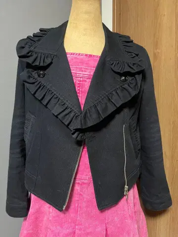 프릴 달린 블랙 테일러드 자켓