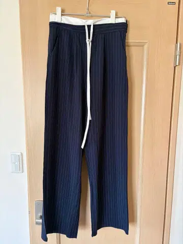 ISOOK 네이비 스트라이프 슬랙스