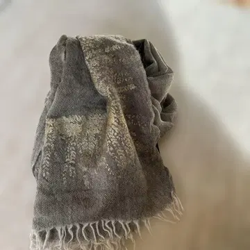 카키 골드 컬러 무늬 스톨 울 실크 소재