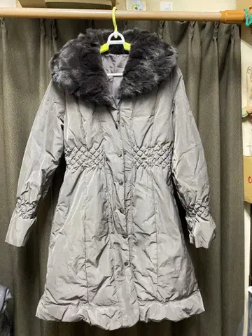 퍼 달린 그레이 다운 자켓