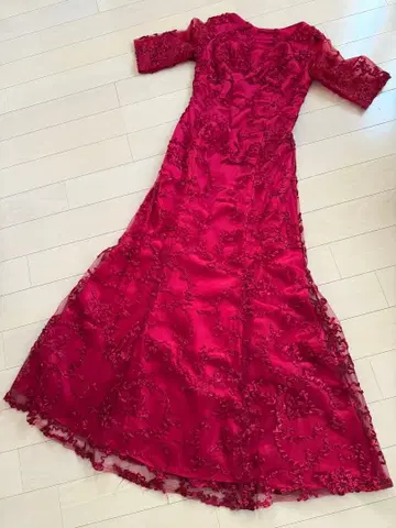 빨간색 자수 장식 플레어 슬리브 드레스