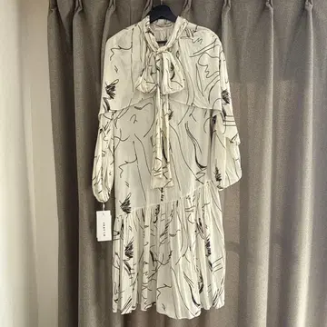 FRAY I.D 화이트 블랙 패턴 원피스