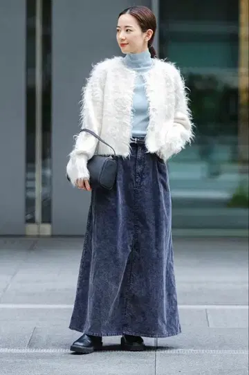 화이트 퍼 스타일 숏 가디건 어반 리서치