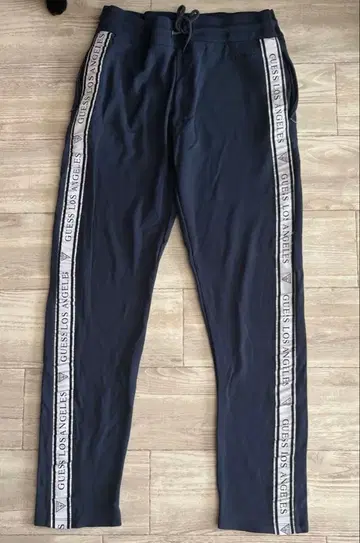 GUESS LOS ANGELES 조거 팬츠 로고 라인 네이비