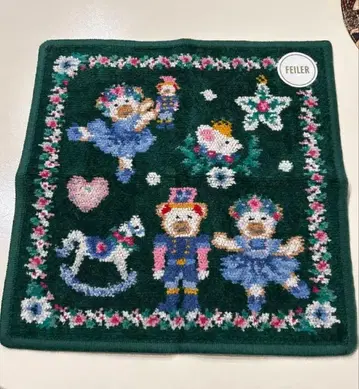 페이러 리베 & 릴리아 너트 크래커 손수건 다크 그린