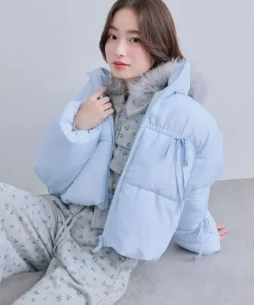 OLIVE des OLIVE 리본 에코 다운 블루종 숏 기장 스카이블루