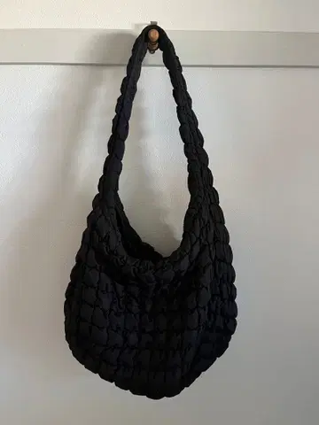 COS 블랙 퀼팅 숄더백