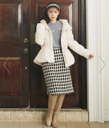 화이트 후드 부착 다운 자켓