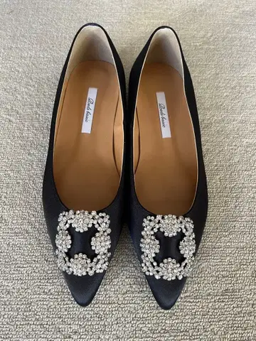 비쥬 장식 블랙 새틴 플랫슈즈