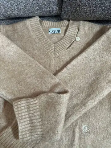 SATUR 베이지 V넥 긴팔 스웨터