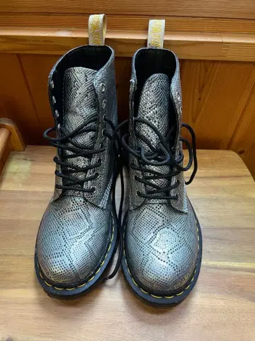 닥터 마틴 메탈릭 실버 부츠