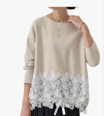 BEARDSLEY 택 포함 새상품 밑단 레이스 티셔츠 베이지 완판 색상