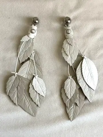 FUMIE TANAKA 가죽 귀찌 화이트 잎사귀