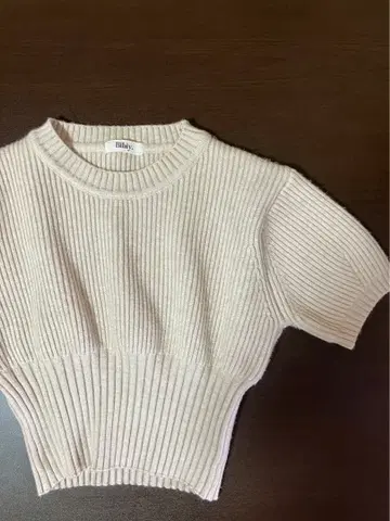 Bibiy. 반팔 니트 퍼프 슬리브 리브 허리 마크