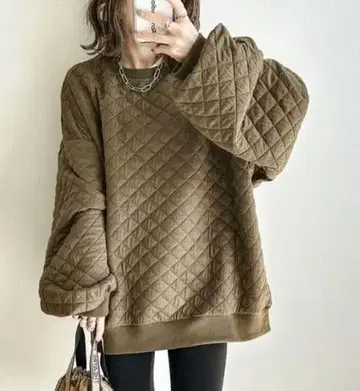 [ 새상품 ] AMELY 완판색 카키 퀼팅 맨투맨 프리 사이즈