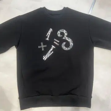 1PIU1UGUALE3 블랙 그래픽 프린트 맨투맨