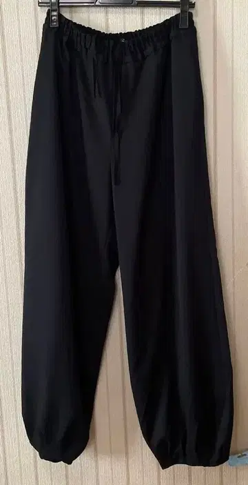 미즈이로 인드 턱헴 코쿤 팬츠 블랙